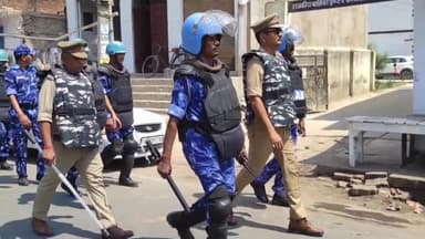 रुदौली: रुदौली कोतवाली क्षेत्र में आगामी पर्व ईद को सकुशल संपन्न कराने के लिए पुलिस और पैरामिलिट्री फ़ोर्स ने किया पैदल मार्च