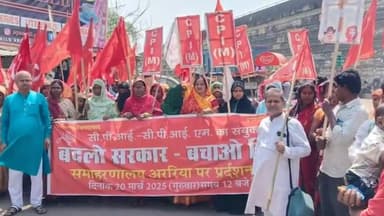 अररिया: धरना स्थल पर सीपीएम और सीपीआई के राजव्यापी आंदोलन 'बदलो सरकार, बचाओ बिहार' के तहत किया गया धरना प्रदर्शन