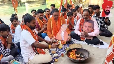 हरिद्वार बालासाहेब गंगा घाट पर महाराष्ट्र में शिवसेना  की प्रचंड जीत को लेकर हुआ यज्ञ देवेंद्र प्रजापति रहे उपस्थित