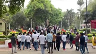 प्रयागराज: RO/ARO परीक्षा की तिथि घोषित होने पर प्रतियोगी छात्रों ने चंद्रशेखर आजाद प्रतिमा पर माल्यार्पण कर खेली फूलों की होली