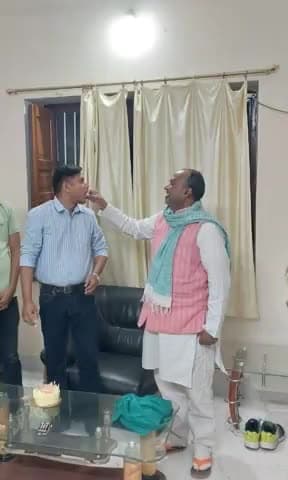 जन्म दिन की बहुत बहुत बधाई मुन्ना जी 
आप स्वस्थ्य रहे, दीर्घायु हो हो इसके लिए भगवान से प्रार्थना करता हूं।

भाई दिनेश पूर्व विधायक जगदीशपुर भोजपुर 
#TejashwiYadav #RJD #भोजपुर #जगदीशपुर #मुन्ना