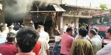 कपड़ा मार्केट की बिल्डिंग में लगी आग, लाखों का माल आग में जला.