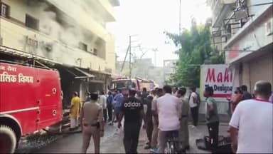 इंदौर: कपड़ा मार्किट की बिल्डिंग में लगी आग, 12 से 15 दुकानें जलकर खाक, लाखों का नुकसान हुआ