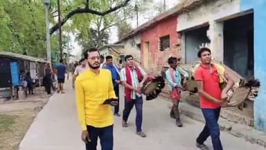 लखीसराय: सहमालपुर गांव में पुलिस ने मुखिया के पुत्र सहित दो फरार आरोपियों के घर इश्तेहार चिपकाए