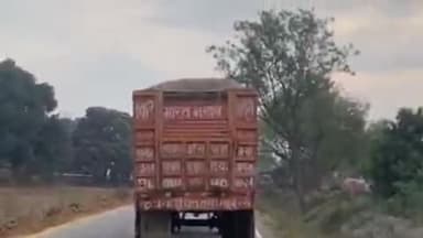 सिराथू: पासरो के संरक्षण में कड़ा इलाके से गुजरते ओवरलोड बालू वाहनों का वीडियो वायरल, डीएम ने सख्ती से रोकने के दिए थे निर्देश