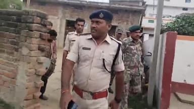 लखीसराय: नंदपुर गांव में हत्या मामले के फरार आरोपी के घर पुलिस ने इश्तिहार चिपकाए