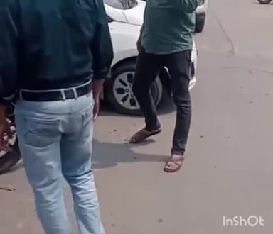 सिंगरौली: बिलौजी में बाइक और स्कूटी की टक्कर, एक को हल्की चोट आई