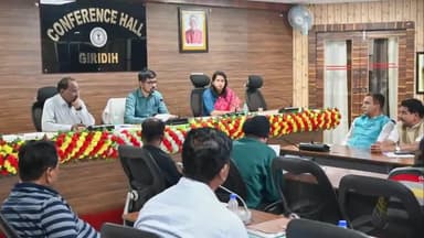 गिरिडीह: उपायुक्त नमन प्रियेश लकड़ा ने डीसी ऑफिस में राजनैतिक दलों के प्रतिनिधियों के साथ निर्वाचन संबंधी बैठक की