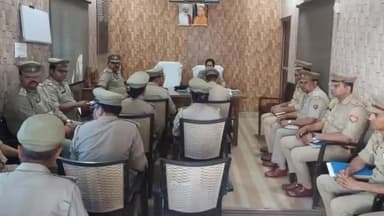 कांठ: कांठ क्षेत्र अधिकारी ने थाना कांठ में पुलिस कर्मियों के साथ बैठक की, दिए आवश्यक दिशा निर्देश