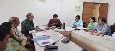 चंदौली: सीडीओ की अध्यक्षता में विकास भवन सभागार में सीएम डैशबोर्ड के प्रदर्शित पैरामीटर्स पर समीक्षा बैठक संपन्न हुई