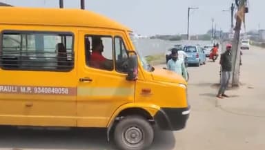 स्पीड ब्रेकर के ना होने के कारण आए दिन सेंट जोसेफ स्कूल ट्रामा सेंटर मार्ग चौरोहे पर घटती है घटना !