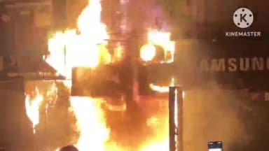 झांसी के एटीएम बूथ में लगी आग सदर बाजार चौराहा पर है एसबीआई का बूथ चार गाड़ियों ने बुझाई आग