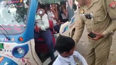 झांसी: बुंदेलखंड डिग्री कॉलेज चौराहे के पास एक ऑटो में 14 स्कूली बच्चों को दरोगा ने गिनकर निकाला, वीडियो हुआ वायरल