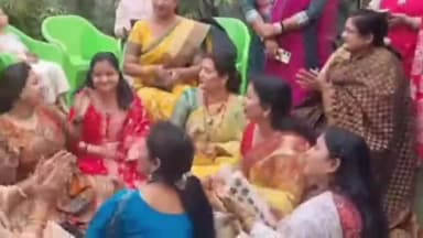 प्रयागराज: राजरूपुर में महिलाओं ने होली मिलन समारोह के दौरान जमकर मचाया धमाल, एक-दूसरे को दी होली पर्व की बधाई