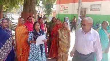 लखीमपुर: सैदीपुर गांव की महिलाओं ने शराब भट्टी हटवाने की मांग को लेकर डीएम से मुलाकात कर लिखित प्रार्थना पत्र दिया