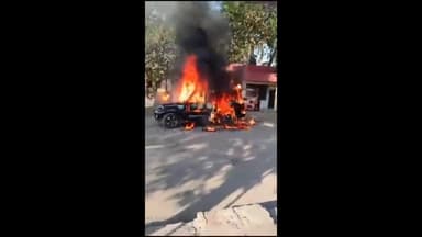 ठाकुरद्वारा: ठाकुरद्वारा मंडी समिति में खड़ी डायल 112 नंबर कार में अज्ञात कारणों से लगी आग, जांच में जुटी पुलिस