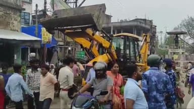 मुंगेर: शहर में नगर निगम का अतिक्रमण हटाओ अभियान, सामान ज़ब्त