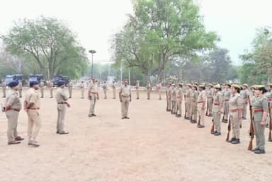 कर्वी: पुलिस अधीक्षक चित्रकूट ने शुक्रवार को परेड की सलामी लेकर परेड का निरीक्षण किया