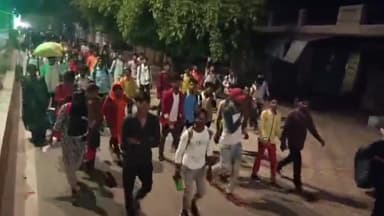 पीलीभीत: हाइवे पर पुलिस ने चार बसों को किया सीज, सैकड़ों मजदूर हुए पैदल, किराया भी गया