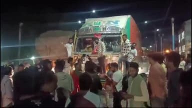 सागर नगर: मोती नगर पुलिस ने रेलवे ओवरब्रिज पर मवेशियों से भरा ट्रक पकड़ा