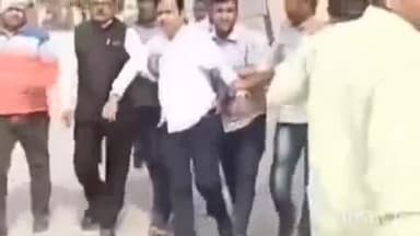 लखीमपुर: एंटी करप्शन ब्यूरो की टीम ने ग्राम प्रधान से ₹50000 रिश्वत लेते हुए APO को रंगे हाथ पकड़ा, फरधान थाना ले जाया गया