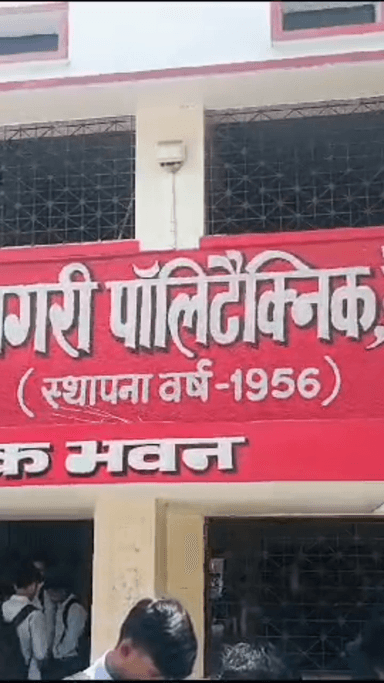 मेरठ: परतापुर थाना क्षेत्र के देवनागरी पॉलिटेक्निक कॉलेज में छात्र ने तमंचे से की फायरिंग, मची अफरा-तफरी, छात्र को पड़ा