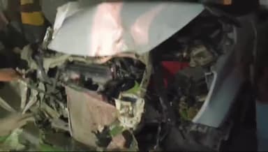 देेेवरिया: गौरी बाजार लंगड़ी चौराहे के पास तेज़ रफ्तार कार पेड़ से टकराई, दो लोग घायल