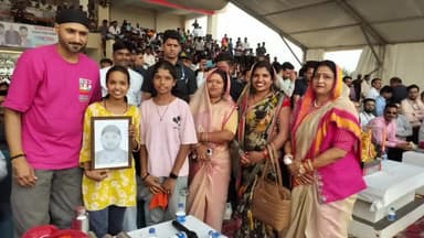 जैसीनगर: जैसीनगर की हर्षिता ने बनाई क्रिकेटर हरभजन सिंह की तस्वीर, हरभजन सिंह को की भेंट, हरभजन सिंह ने कहा- धन्यवाद