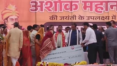 हरदोई: मुरादपुर में ग्राम चौपाल में उप मुख्यमंत्री ने योजनाओं के लाभार्थियों को टूल किट व प्रमाण पत्र वितरित किए