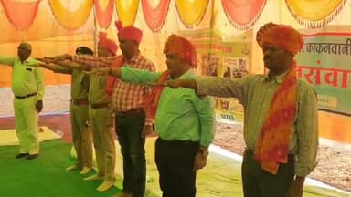 झाबुआ: झाबुआ के पुलिस अधीक्षक पद्मविलोचन शुक्ल ने ग्राम मदरानी में रक्षा समिति सम्मेलन का आयोजन किया