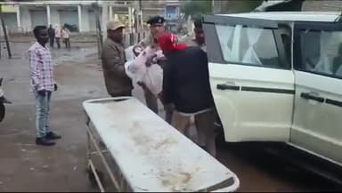 #सिंगरौली माडा पुलिस की दरिया दिली एक तड़पे हुए घायल व्यक्ति को खुद अपनी गाड़ी से लाकर हॉस्पिटल में इलाज करवाया गया