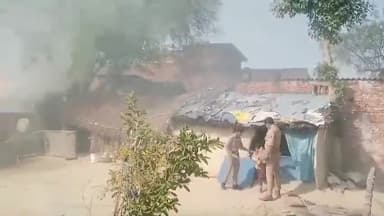 एक लड़की अपनी किताबें बचा रही है !! #शिक्षा #faridabad #education #child #national #india #indian #viral #books #trend