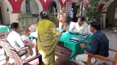 लखीमपुर: लखीमपुर सदर कोतवाली में थाना समाधान दिवस, तहसीलदार सुशील सिंह की अध्यक्षता में हो रही सुनवाई