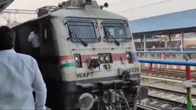 गोरखपुर: रेलवे प्रशासन ने नूनखार-देवरिया खंड पर इंजीनियरिंग कार्य के कारण ट्रेनों के मार्ग में किया परिवर्तन