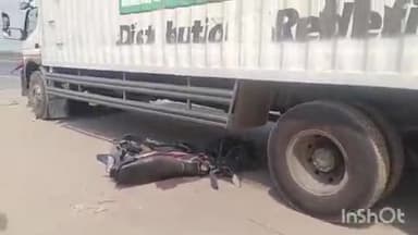 अजीतमल: कोतवाली क्षेत्र के अंतर्गत एनएच 19 भटा रोड के सामने दो ट्रकों की भिड़ंत में दो बाइक चकनाचूर, बाइक सवार बाल-बाल बचे