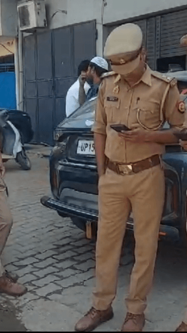 मेरठ: मेरठ में शहर काजी को लेकर हुआ विवाद, डीएम दफ्तर जा रहे कारी शफीकुर्रहमान के समर्थकों को पुलिस ने रोका