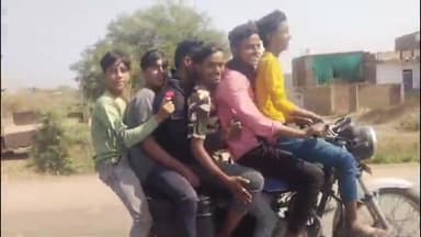 मिर्ज़ापुर: कटरा कोतवाली थाना क्षेत्र के बड़ी बसई में एक बाइक पर सवार 6 नाबालिग बच्चों का वीडियो हुआ वायरल