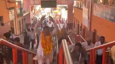 कर्वी: कांग्रेस के नवनियुक्त जिलाध्यक्ष का चित्रकूट में आगमन, कार्यकर्ताओं ने जगह-जगह फूल मालाओं से किया स्वागत