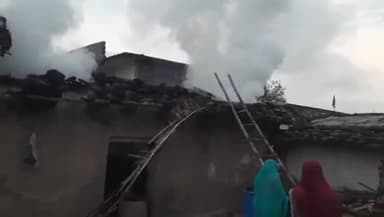 कर्वी: चित्रकूट मऊ के मडहा गांव में अज्ञात कारणों से एक घर में लगी आग, घर का सामान जलकर हुआ राख