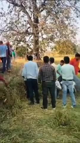 माड़ा थाना के बंधौरा चौकी अंतर्गत एक युवक ने लगाई फांसी कारण अज्ञात मौके पर बंधौरा चौकी माड़ा स्थानीय लोग मौजूद !