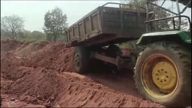 बिरनी: बलिया पंचायत में डोभा निर्माण में मजदूरों की जगह जेसीबी का इस्तेमाल, बीपीओ ने कहा- मामले की जानकारी नहीं है