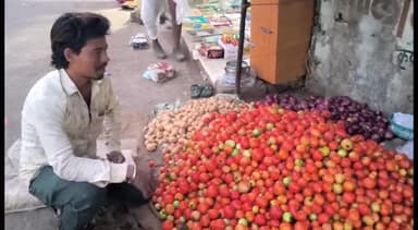 देवेंद्रनगर: देवेंद्रनगर सब्जी मंडी में टमाटर की भारी आवक से कीमतें गिरीं, किसान परेशान