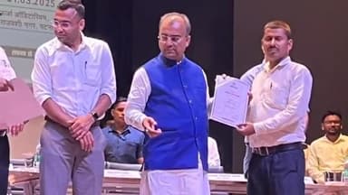 अररिया: ई-अश्विन पोर्टल पर क्लेम अपडेशन में उत्कृष्ट प्रदर्शन के लिए जिले के कर्मियों को स्वास्थ्य मंत्री ने किया सम्मानित