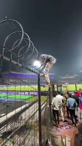 आईपीएल मैच के दौरान विराट कोहली का एक छोटा फैन सुरक्षा घेरे को तोड़कर कोहली से मिलने मैदान मे पहुंच गया #viratkohli