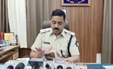 कुंडम: बघराजी में घर के सामने कच्ची शराब बेचने की फिराक में खड़े आरोपी को पुलिस ने किया गिरफ्तार, 7 लीटर कच्ची शराब ज़ब्त