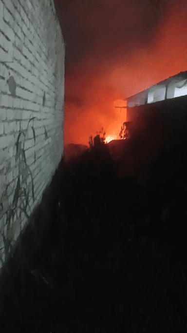 मेरठ: नौचंदी थाना क्षेत्र के सोहराब गेट बस डिपो के पीछे खाली पड़े प्लॉट में लगी भीषण आग, दमकल विभाग की गाड़ियों ने पाया काबू