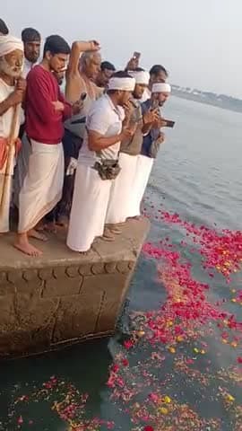 पंडित शिवनारायण ###भार्गव ##महेश्वर धाम ##दादा गुरु मां नर्मदा की पूजन करते हुए m .9981034752=7987588264