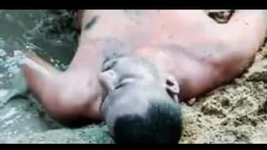 నేరేడుగొమ్ము: వైజాగ్ కాలనీకి విహార యాత్రకు వచ్చి, కృష్ణా నది తీరంలో హైదరాబాద్‌కు చెందిన యువకుడు నీటిలో మునిగి మృతి