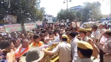 लाडपुरा: हुसैनी नगर में महिला की हत्या मामले में भीमगंजमंडी थाने के सामने हिन्दू संगठनों ने किया प्रदर्शन, मुआवजा देने की मांग