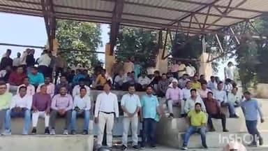 लखीमपुर: गोला में एपीओ को एंटी करप्शन ब्यूरो की टीम ने रिश्वत लेते रंगे हाथ पकड़ा, रोजगार सेवकों ने विलोबी हाल में नारेबाजी की